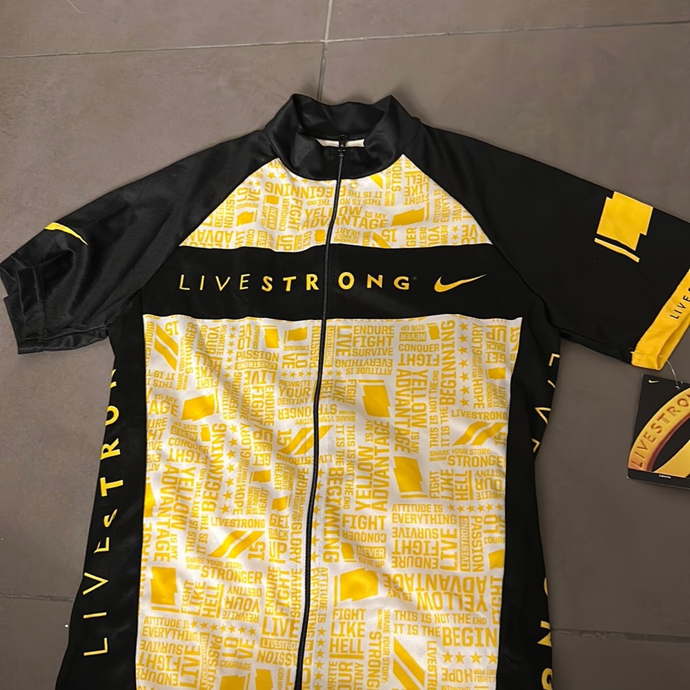 Livestrong top Nike